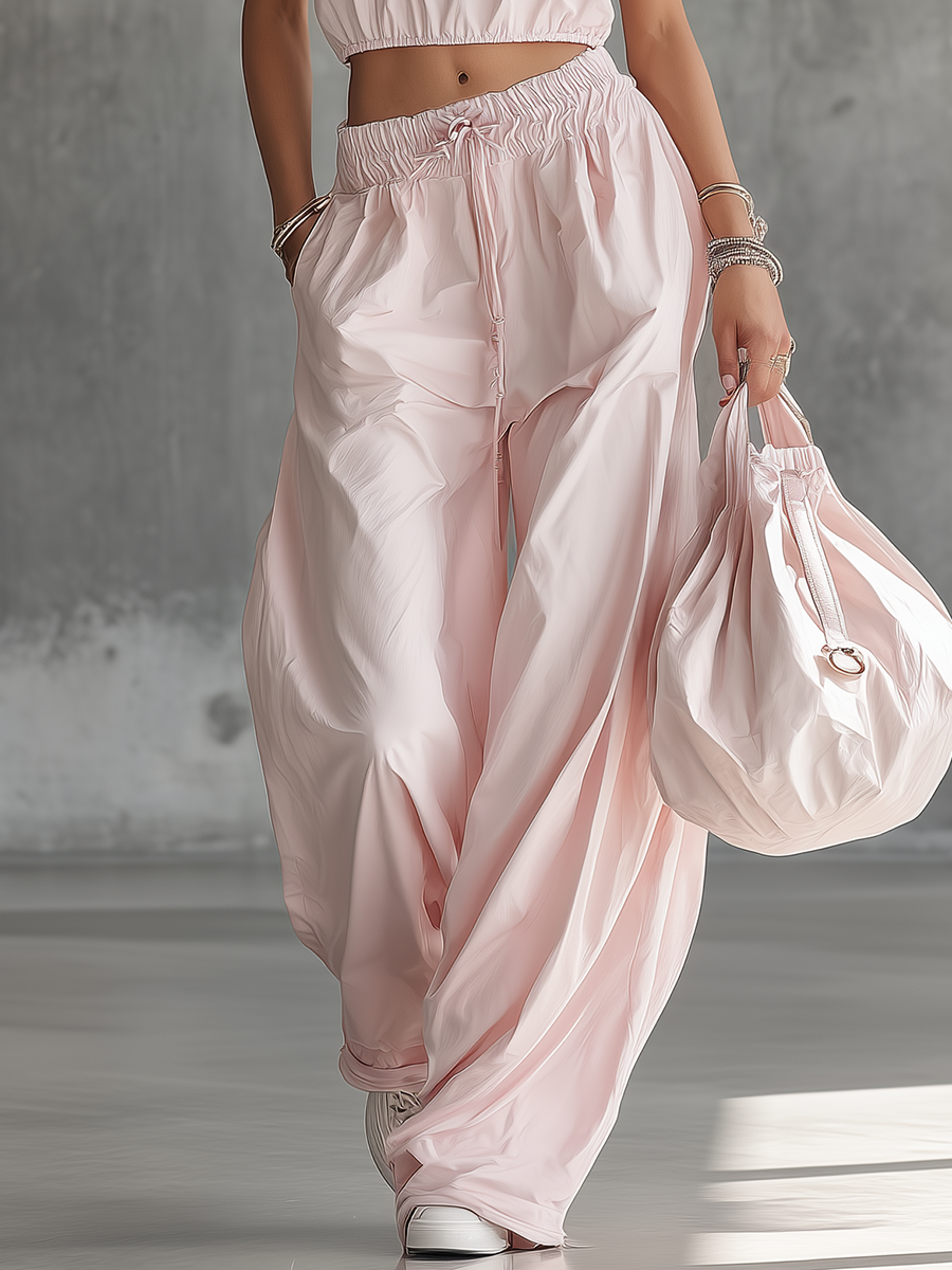 Elegantes und stilvolles Set aus einem ärmellosen Oberteil mit Rundhalsausschnitt und A-Linien-Schnitt sowie einer Hose