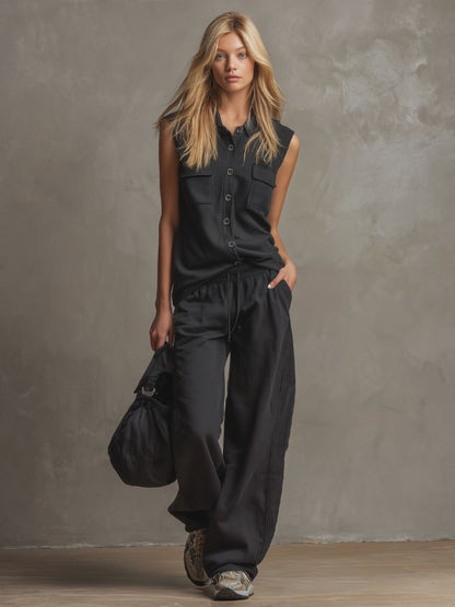 Set aus schwarzem, kragenlosem, knöpfbarem, ärmellosem Oberteil und Hose