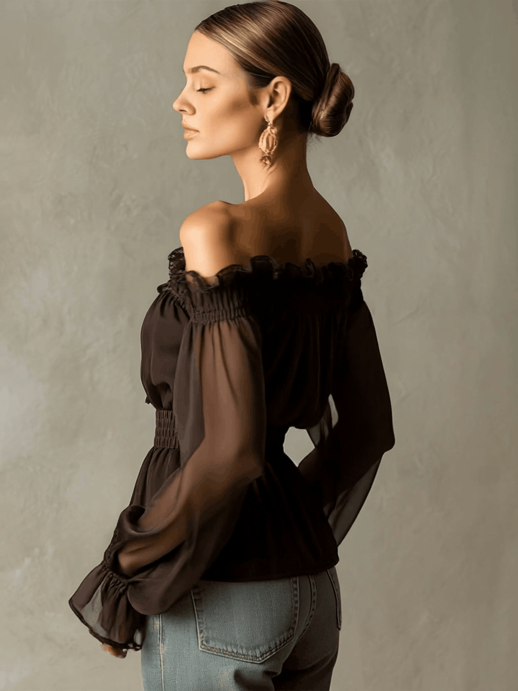 Trendige Retro-Bluse aus braunem Chiffon mit Rüschen und schulterfreiem Ausschnitt
