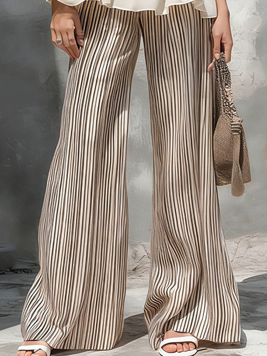 Stylisches und lässiges Set aus einer cremefarbenen, ärmellosen Chiffonbluse mit Rüschen und einer gestreiften Hose