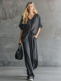 Stylisches und lässiges Set aus schwarzem Kurzarm-Oberteil und grauer Chiffonhose